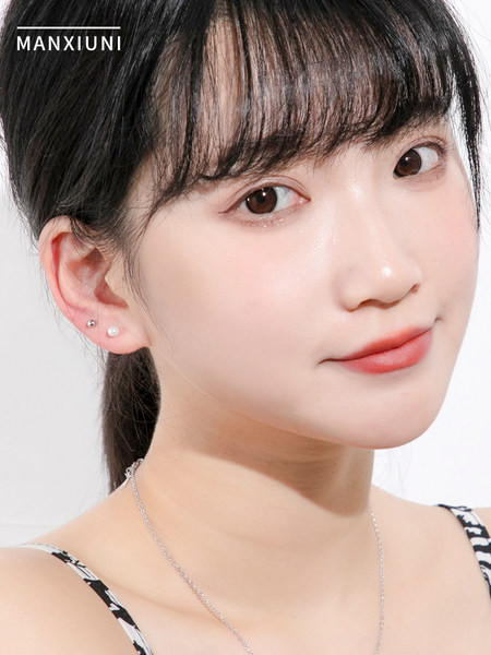 Kis női fülbevaló díszkövekkel