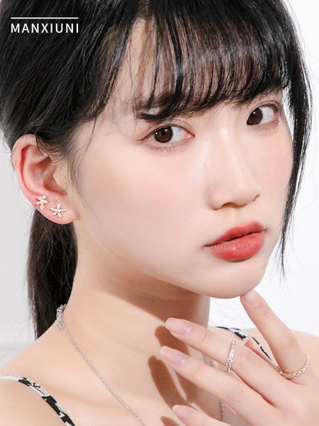 Kis női fülbevaló díszkövekkel