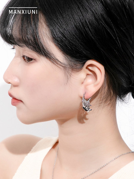 Női karika fülbevaló ezüst színben