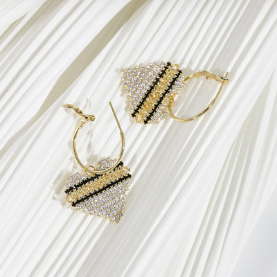 Modern női fülbevaló kövekkel, arany színben