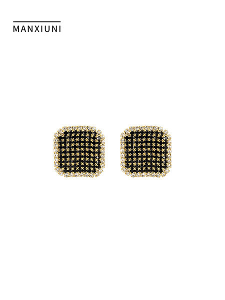 Modern női fülbevaló kövekkel, arany színben