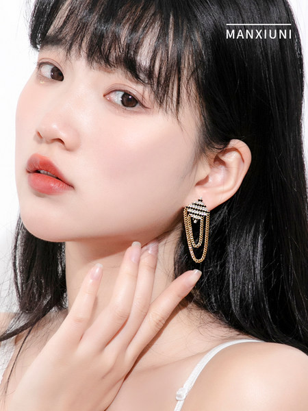 Modern női fülbevaló kövekkel, arany színben