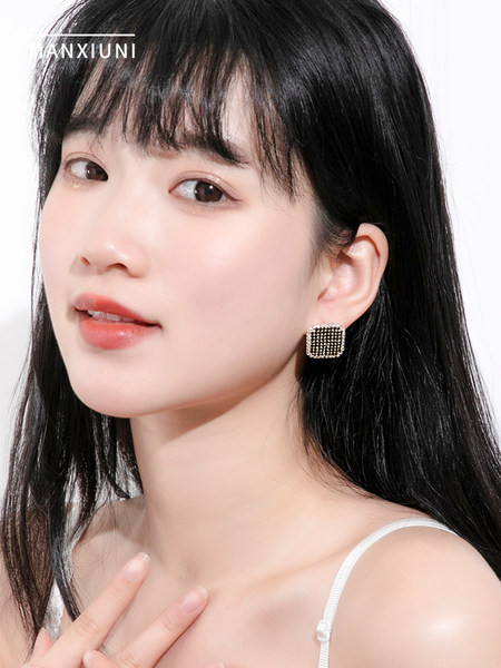 Modern női fülbevaló kövekkel, arany színben