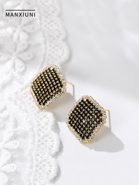 Modern női fülbevaló kövekkel, arany színben