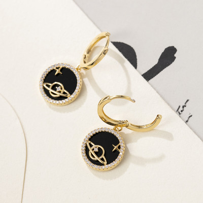 Κομψά γυναικεία σκουλαρίκια σε χρυσό χρώμα