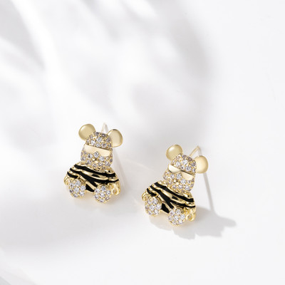 Κομψά γυναικεία σκουλαρίκια σε χρυσό χρώμα