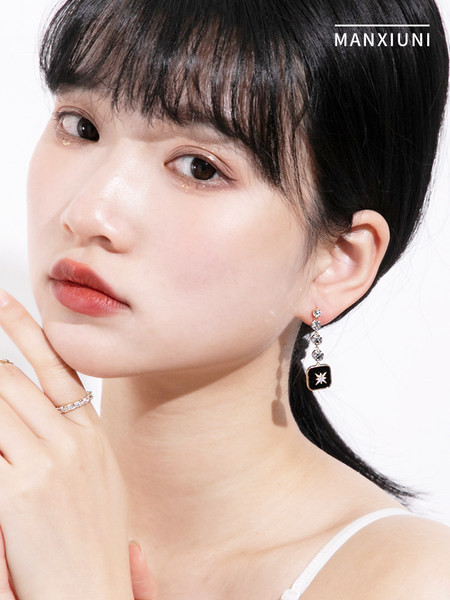 Függő fülbevaló díszítő kövekkel - többféle modell