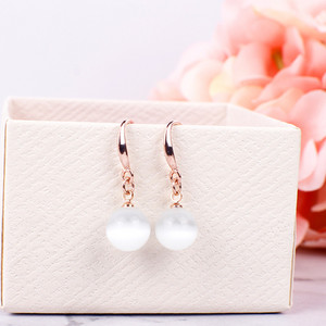 Női fülbevaló gyöngy medállal