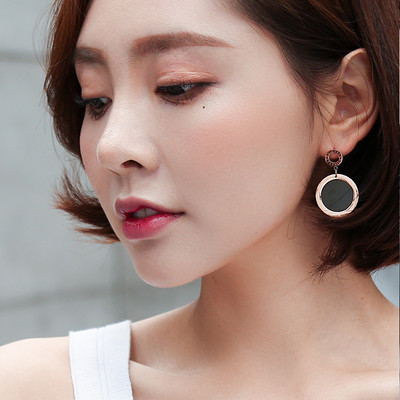 Kis női fülbevaló csavaron - különféle modellek