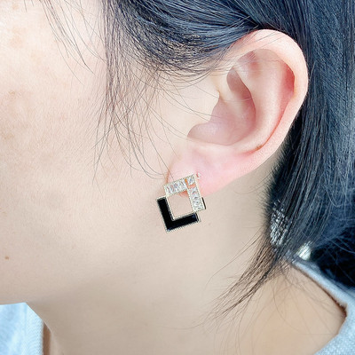 Kis női fülbevaló csavaron - különféle modellek