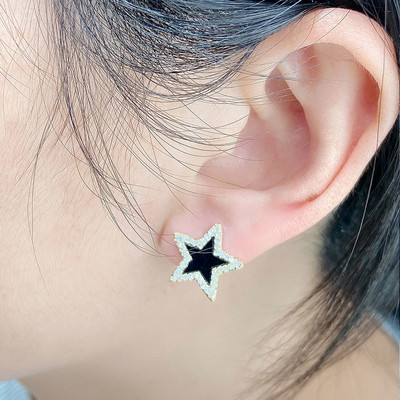 Kis női fülbevaló csavaron - különféle modellek