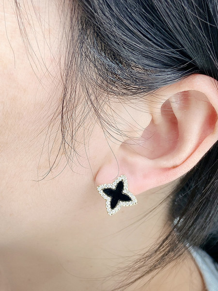 Kis női fülbevaló csavaron - különféle modellek