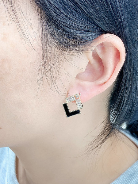 Kis női fülbevaló csavaron - különféle modellek