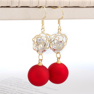 Arany színű női fülbevaló piros gyöngykövekkel