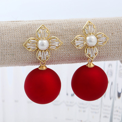 Arany színű női fülbevaló piros gyöngykövekkel