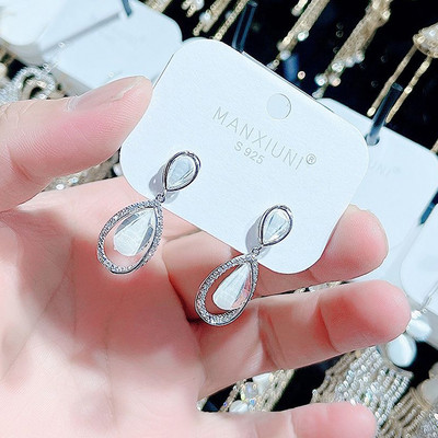 Női fülbevaló - dekorációs cseppekkel és kövekkel