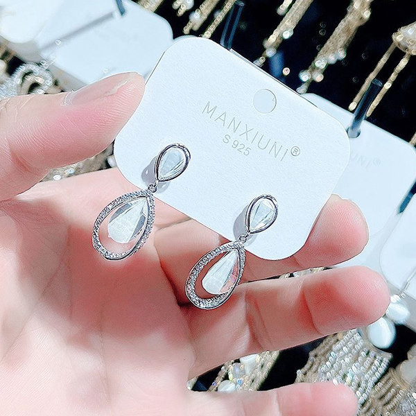 Női fülbevaló - dekorációs cseppekkel és kövekkel