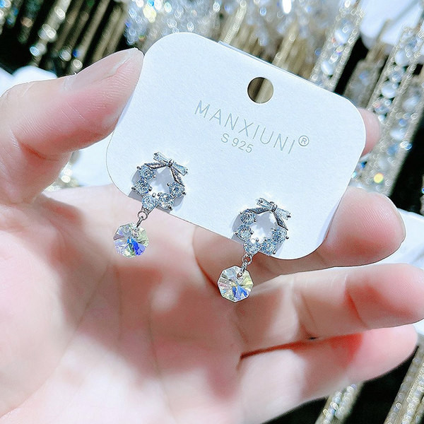 Női fülbevaló - dekorációs cseppekkel és kövekkel