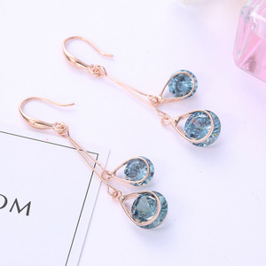 Női fülbevaló kövekkel