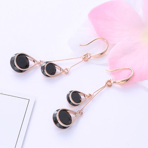 Női fülbevaló kövekkel