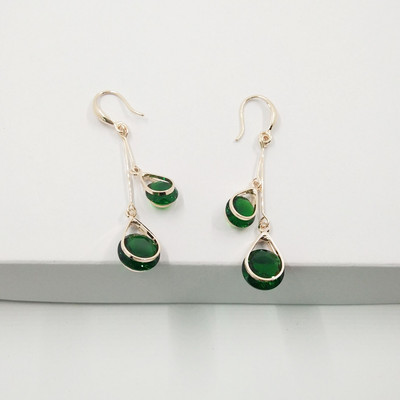 Női fülbevaló kövekkel