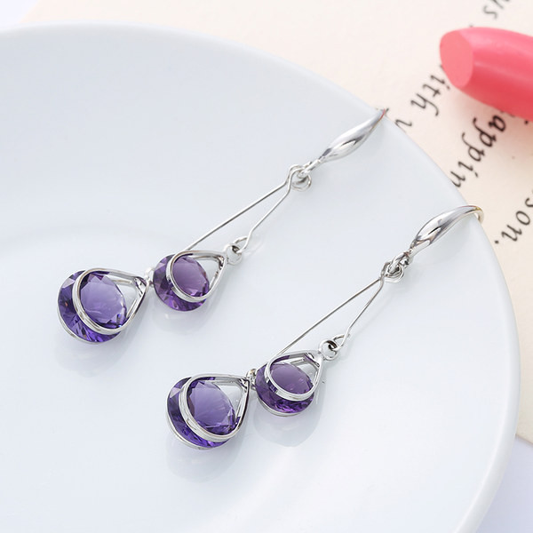 Női fülbevaló kövekkel