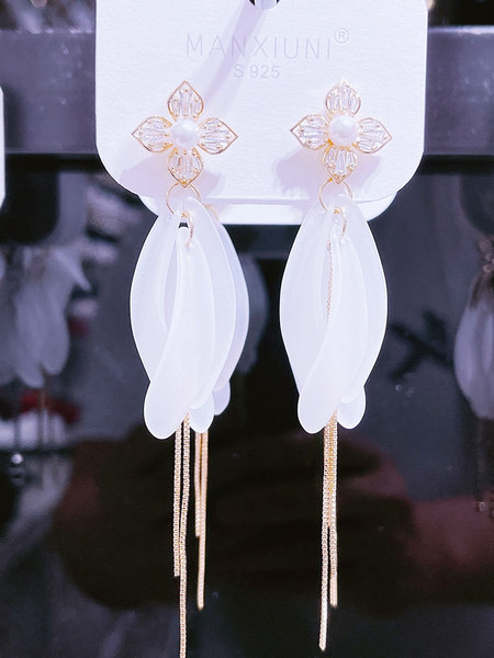 Finom, elegáns női fülbevaló