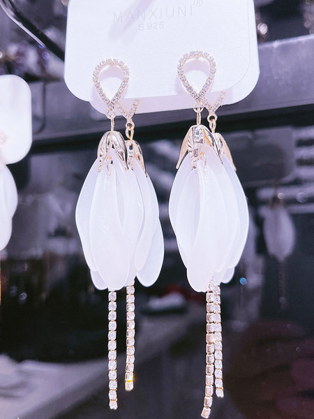 Finom, elegáns női fülbevaló