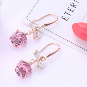 Modern női fülbevaló kő medállal