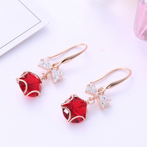 Modern női fülbevaló kő medállal