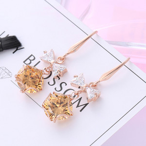 Modern női fülbevaló kő medállal