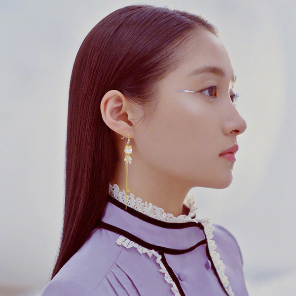 Hosszú női fülbevaló kövekkel - arany és ezüst színben