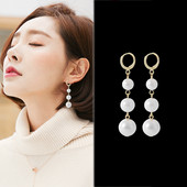 Női fülbevaló dekoratív gyöngyökkel, arany színben