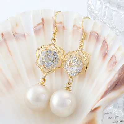 Női fülbevaló dekoratív gyöngyökkel, arany színben