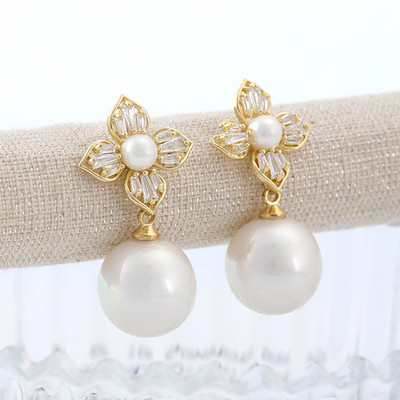 Női fülbevaló dekoratív gyöngyökkel, arany színben