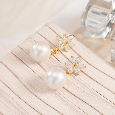 Női fülbevaló dekoratív gyöngyökkel, arany színben