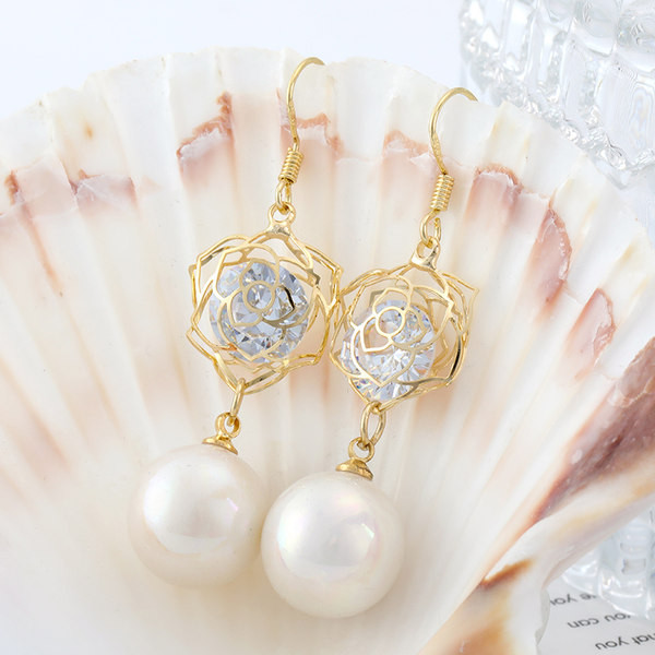 Női fülbevaló dekoratív gyöngyökkel, arany színben