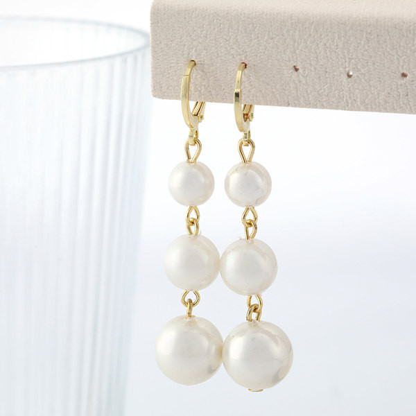 Női fülbevaló dekoratív gyöngyökkel, arany színben