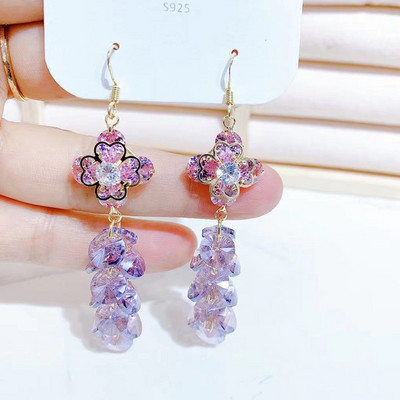 Hosszú, elegáns fülbevaló dekoratív színes kövekkel