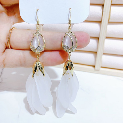 Hosszú, elegáns fülbevaló dekoratív színes kövekkel