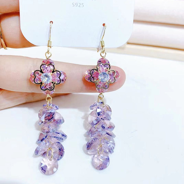 Hosszú, elegáns fülbevaló dekoratív színes kövekkel