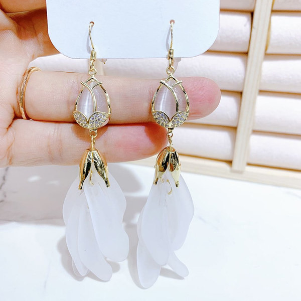 Hosszú, elegáns fülbevaló dekoratív színes kövekkel