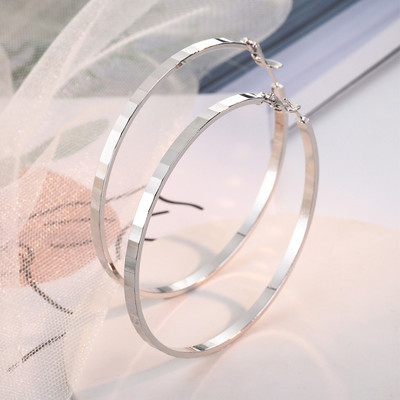 Egy új modell női fülbevaló kerek formában