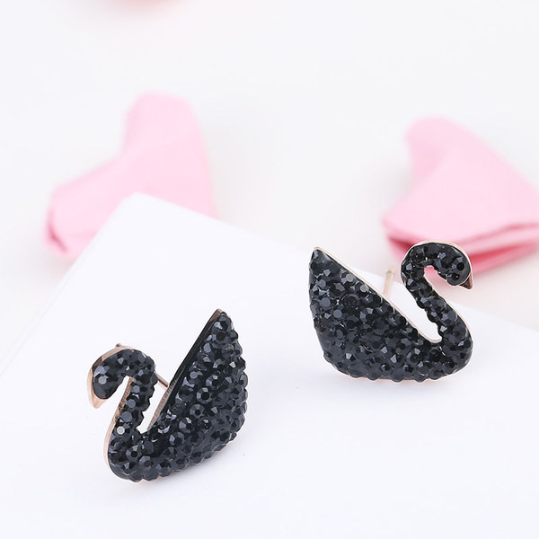 Női fülbevaló - hattyú alakú, fekete kövekkel