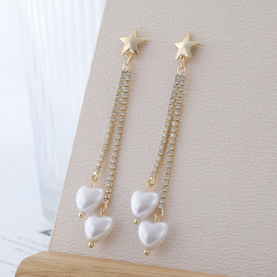 Hosszú női fülbevaló dekoratív gyöngyökkel és kövekkel, arany színben