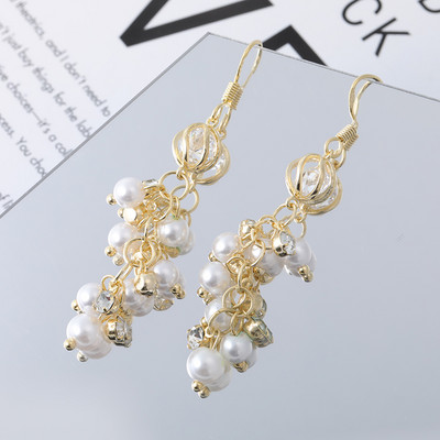 Hosszú női fülbevaló dekoratív gyöngyökkel és kövekkel, arany színben