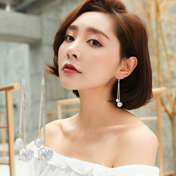 Hosszú női fülbevaló dekoratív gyöngyökkel és kövekkel, arany színben