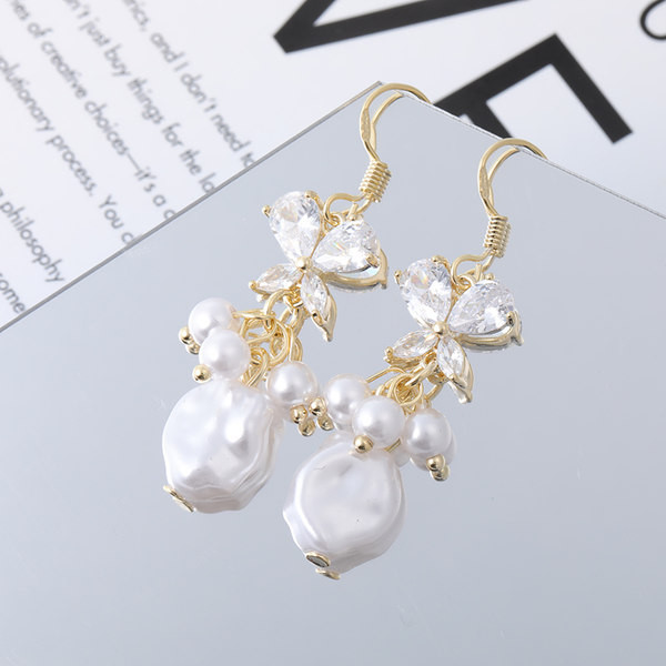 Hosszú női fülbevaló dekoratív gyöngyökkel és kövekkel, arany színben