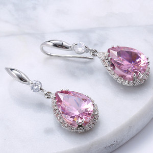 Női fülbevaló arany és ezüst színben, dekoratív színes kövekkel