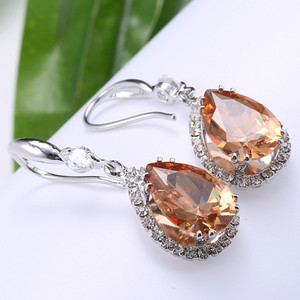 Női fülbevaló arany és ezüst színben, dekoratív színes kövekkel